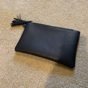 👝Black faux leather clutch